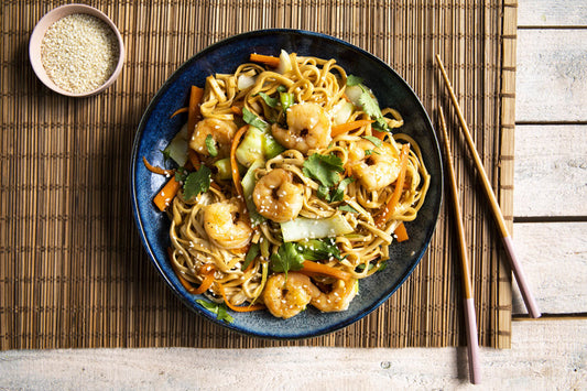 Bami Goreng (mit Hühnerfleisch, Rindfleisch, Schweinefleisch, Shrimps und Ei)